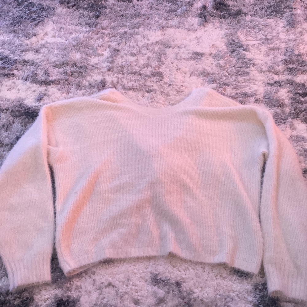 WHITE HOLLISTER SWEATER
